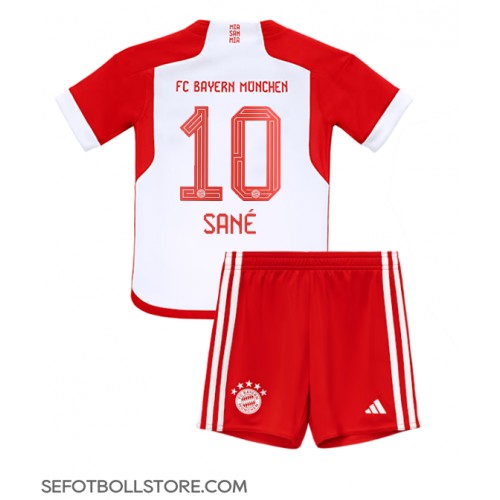 Bayern Munich Leroy Sane #10 Replika babykläder Hemmaställ Barn 2023-24 Kortärmad (+ korta byxor)